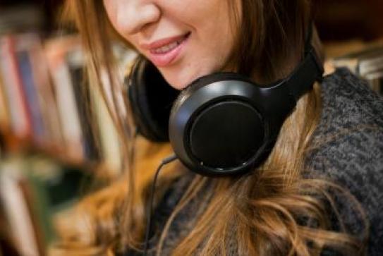 Image d'une jeune femme et d'un casque de musique