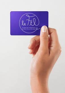 Main tenant la carte Le Fil